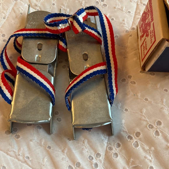 Brand new dominion skates in the box. Just opened the box now - Picture 4 of 6